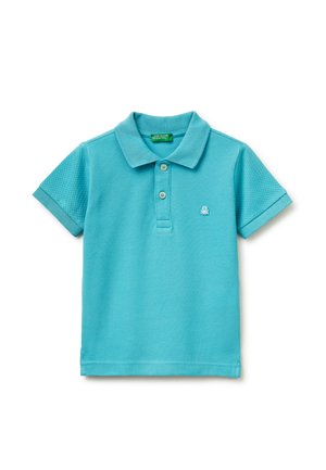 Turkusowa koszulka polo z krótkim rękawem, kołnierzykiem, dwoma guzikami oraz małym białym logo na lewej piersi.