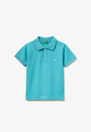 Polo turquesa de manga corta con cuello, dos botones y pequeño logo blanco en el pecho izquierdo.