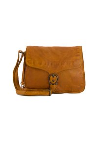 Sac en cuir marron à porter en travers du corps, avec un rabat, présentant une fermeture à boucle en métal, une bandoulière réglable et une texture lisse.