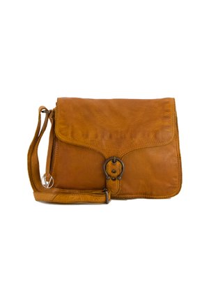 Sac en cuir marron à porter en travers du corps, avec un rabat, présentant une fermeture à boucle en métal, une bandoulière réglable et une texture lisse.