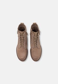 Tamaris Fűzős bokacsizmák - taupe