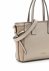 Borsa a mano beige texture con pannello laterale intrecciato, doppi manici e tracolla removibile. Presenta hardware dorato e dettagli neri.