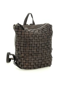 Zaino in pelle marrone scuro con motivo a quadri intrecciato, chiusura superiore con zip, manico di trasporto e spallacci regolabili.