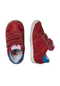 Sneaker rosse realizzate in suede e mesh, con due cinture in Velcro, suole in gomma bianca e dettagli blu sul tallone e sui lati.