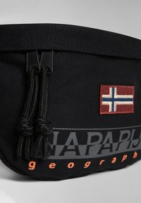 Musta kankainen laukku litteällä muotoilulla, jossa on punaisella brodeerattu Norjan lippu, oranssia tekstiä ja mustat nyörit. Kestävä puuvillakangas.