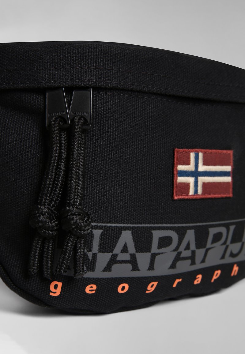 Borsa in tessuto nera con design piatto, caratterizzata da una bandiera norvegese ricamata in rosso, testo arancione e cordini neri. Materiale in canvas resistente.