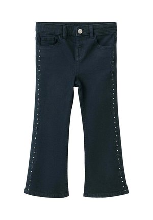 Jean bleu foncé avec un léger évasement, poches avant, passants pour ceinture, fermeture par boutons et petits clous argentés le long des coutures extérieures des jambes.