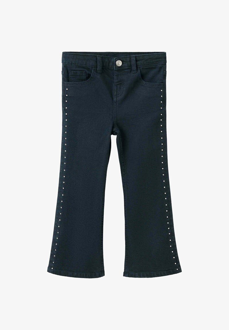 Jean bleu foncé avec un léger évasement, poches avant, passants pour ceinture, fermeture par boutons et petits clous argentés le long des coutures extérieures des jambes.