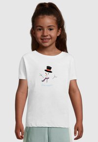 Witte katoenen T-shirt met een sneeuwpopafbeelding, een zwarte hoge hoed, een kleurrijke sjaal en de tekst "STAY FROSTY" eronder.