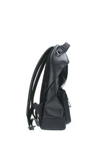 Zaino sintetico nero con finitura morbida, forma strutturata, spallacci regolabili e dettagli con tasche laterali. Presenta un design elegante e moderno.