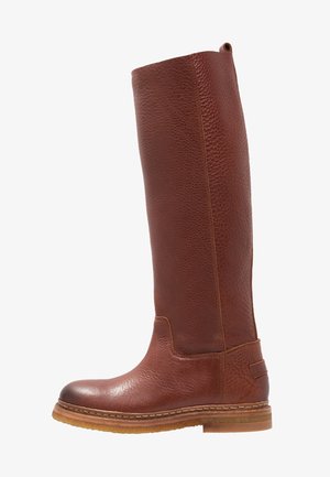 Botte haute en cuir marron avec surface texturée, bout rond, languette à l'arrière et semelle cousue avec un petit talon.