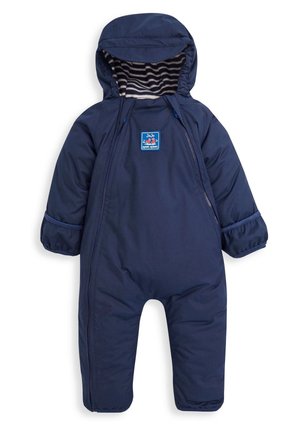 Marineblauw baby-sneeuwpak met capuchon, gestreepte fleece voering, lange mouwen, volledige dubbele rits aan de voorkant en een klein blauw patch op de borst.