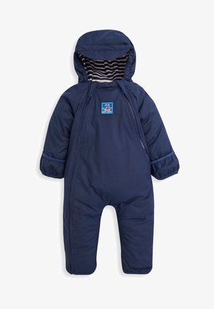 Combinaison de neige bleu marine pour bébé avec capuche, doublure en polaire rayée, manches longues, fermeture éclair double complète à l'avant, et petite pièce bleue sur la poitrine.
