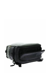 Un sac à dos noir imperméable avec un dessus gris, comportant des fermetures éclair, des bretelles réglables et une poche avant. Design compact et rectangulaire.