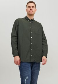 Jack & Jones - JJEOXFORD SHIRT  - Camisa - forest night fit:plus size Imagen en miniatura 1