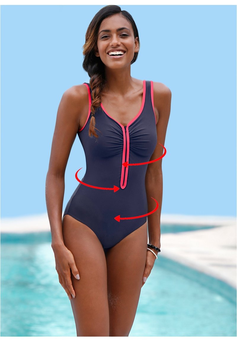 Maillot de bain une pièce marine avec des accents roses, avec un zip à l'avant, des détails froncés au niveau de la poitrine et des ouvertures de jambe moyennes. Texture lisse.