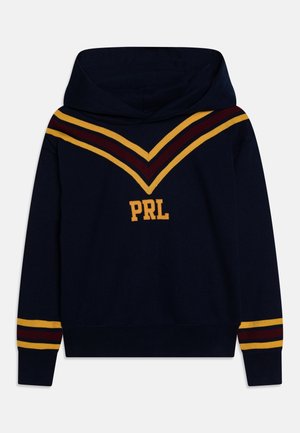 Sweat à capuche bleu marine avec rayures chevron jaunes et bordeaux sur la poitrine et les manches, arborant les lettres "PRL" jaunes à l'avant.