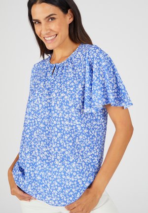 Blusa floral azul con mangas cortas tipo volante, que presenta un escote redondo y un detalle de ojal. La tela tiene una textura suave y ligera.