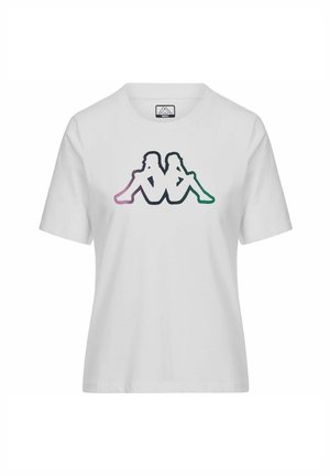 T-shirt bianca a maniche corte con un logo multicolore di due figure sedute schiena contro schiena, posizionato al centro del petto.