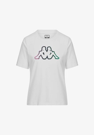 T-shirt bianca a maniche corte con un logo multicolore di due figure sedute schiena contro schiena, posizionato al centro del petto.