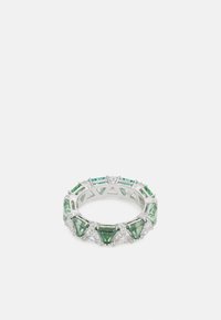 Bague en argent ornée de pierres précieuses vertes et transparentes en forme de triangle, disposées en motifs alternés autour de la bande, avec une finition polie.