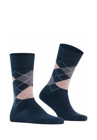 Marineblaue Socken mit einem Argyle-Muster in Hellrosa, Grau und Dunkelblau. Strukturiertes Strickmuster, knöchelhohe Länge, nahtloses Zehendesign.