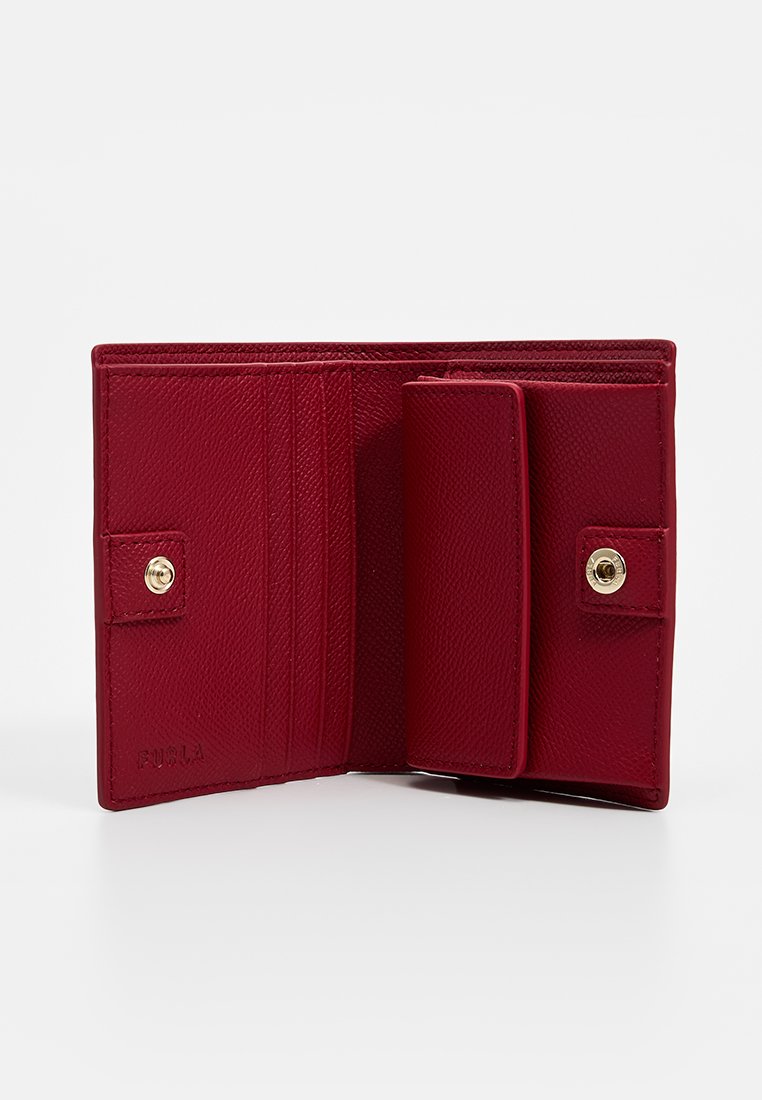 Cartera de cuero rojo con un acabado texturizado. Cuenta con múltiples ranuras para tarjetas, un cierre a presión y un compartimento separado para billetes.