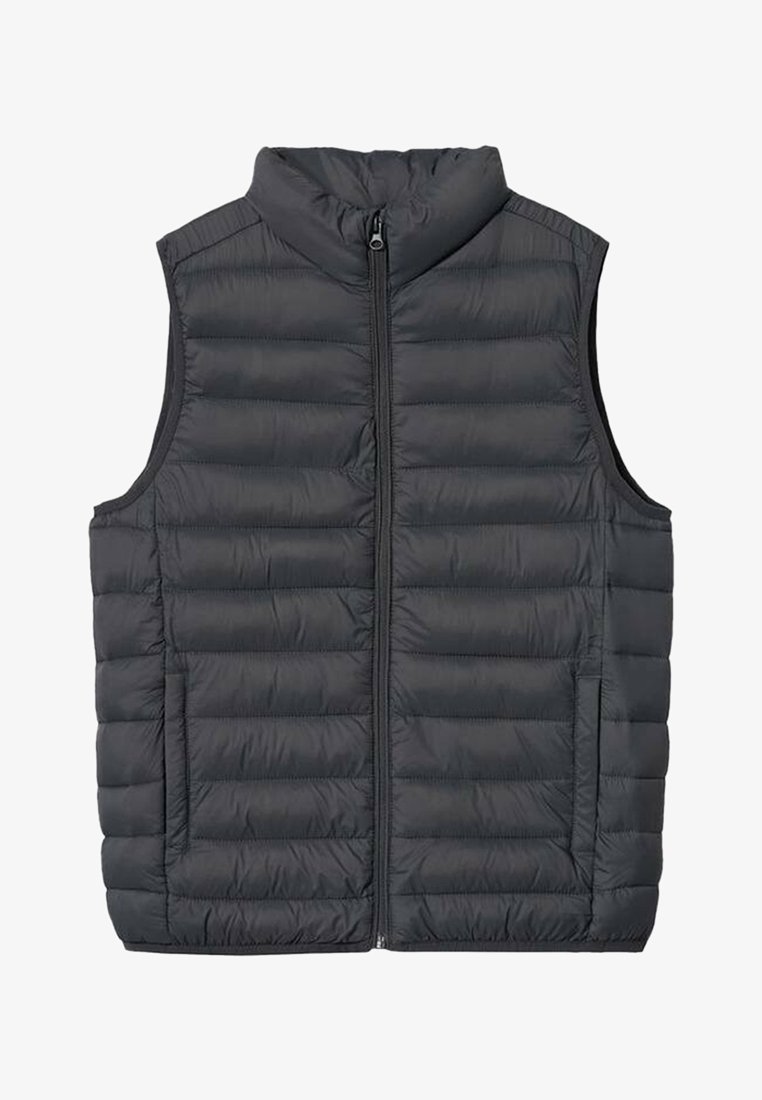 Chaleco acolchado gris con un cuello alto, cierre frontal con cremallera y dos bolsillos laterales. Presenta costuras horizontales y una textura suave y ligera.