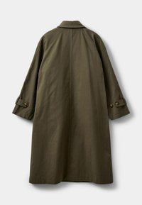 Olajzöld hosszú kabát, texturált anyagból készült, kapucnival, széles ujjakkal, gombos részletekkel és egyenes szabással.