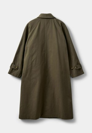 Olajzöld hosszú kabát, texturált anyagból készült, kapucnival, széles ujjakkal, gombos részletekkel és egyenes szabással.