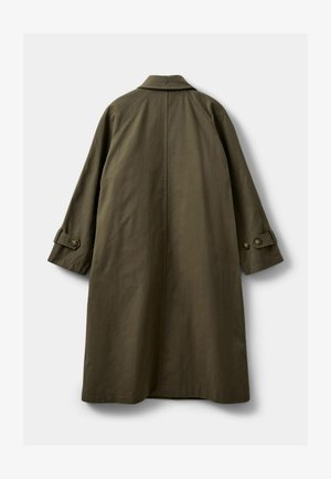 Oliivroheline pikk jakk, valmistatud tekstuurilisest kangast, millel on sälk-krae, laiad varrukad koos nupukesedetailidega ning sirge lõige.