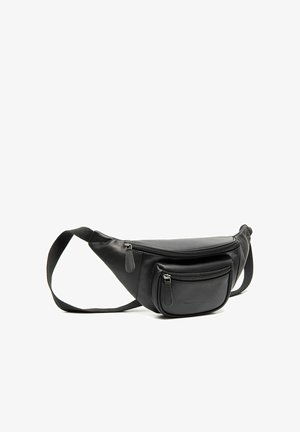 Zwarte leren heuptasje met verstelbare riem, twee voorvakken met rits en een gebogen rechthoekige vorm op een witte achtergrond.