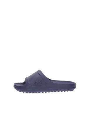 Sandale en caoutchouc bleu marine à enfiler avec bout ouvert, semelle texturée et logo Delta-X triangulaire sur la large sangle.