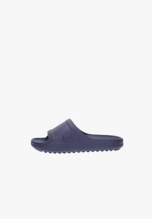 Sandale en caoutchouc bleu marine à enfiler avec bout ouvert, semelle texturée et logo Delta-X triangulaire sur la large sangle.