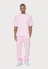 Pegador LOGO WIDE PANTS - Pantalones deportivos - washed bubblegum