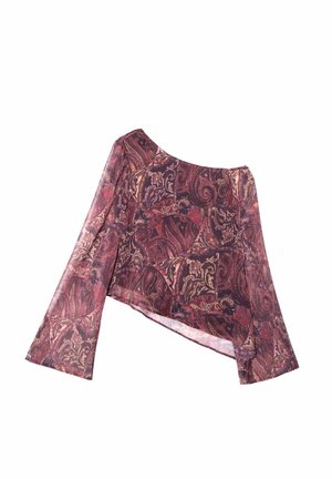 Haut crop asymétrique avec une manche longue, fabriqué en tissu bordeaux texturé présentant des motifs paisley dorés et rouges intricats.