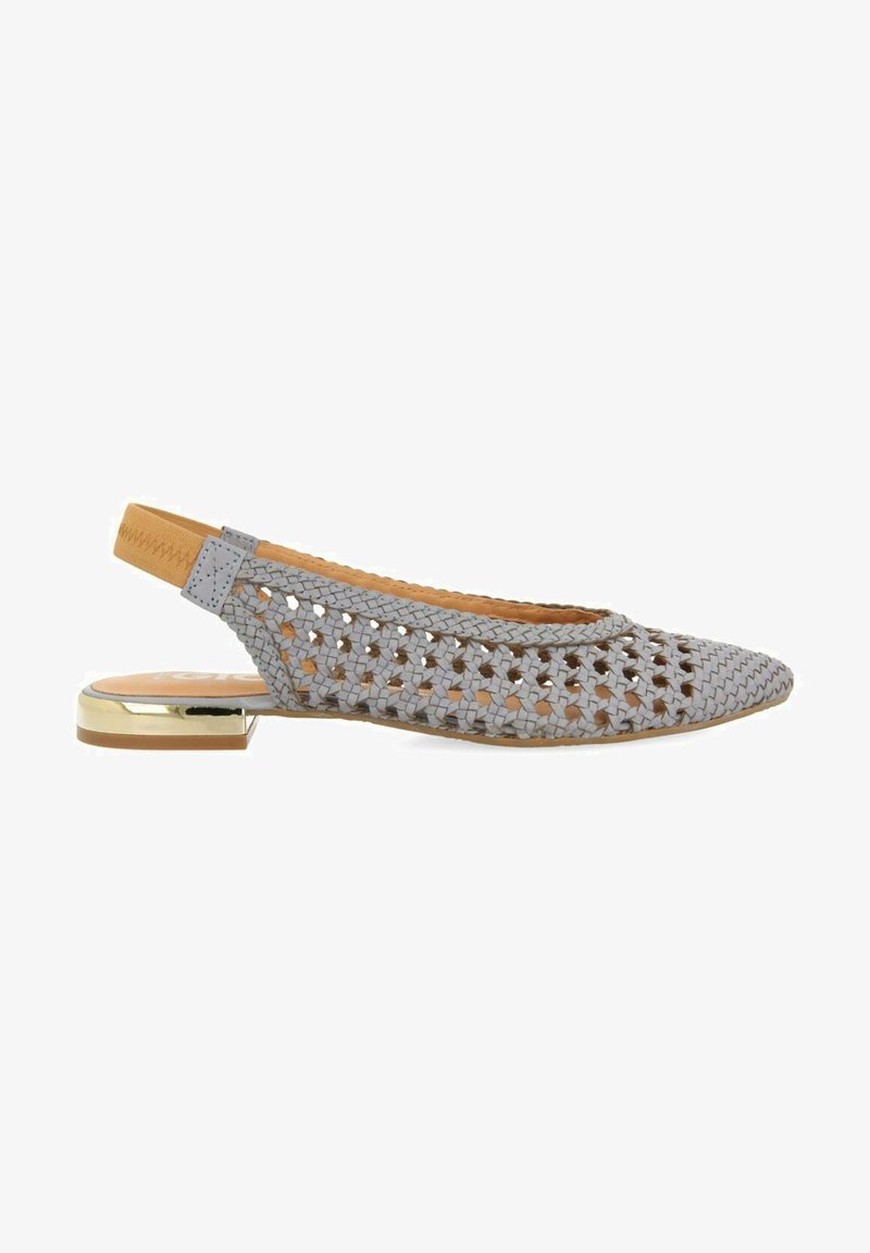 Zapato slingback de tejido gris con puntera puntiaguda, parte superior texturizada y un bajo tacón acentuado en dorado. Forro y acolchado de cuero para mayor comodidad.