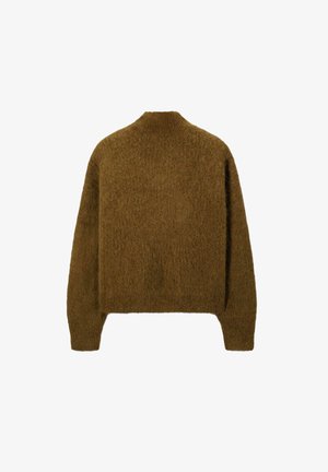 Bruine donzige longsleeve trui met hoge kraag, van achteren getoond op een witte achtergrond.