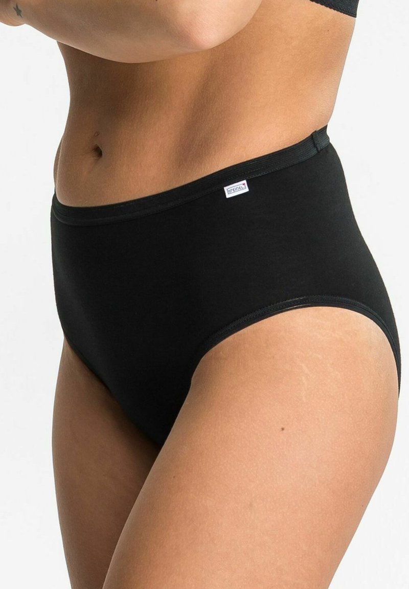 Hochgeschnittene schwarze Baumwollunterwäsche mit glatter Textur, elastischem Bund und einem kleinen, genähten Etikett an der Seite.