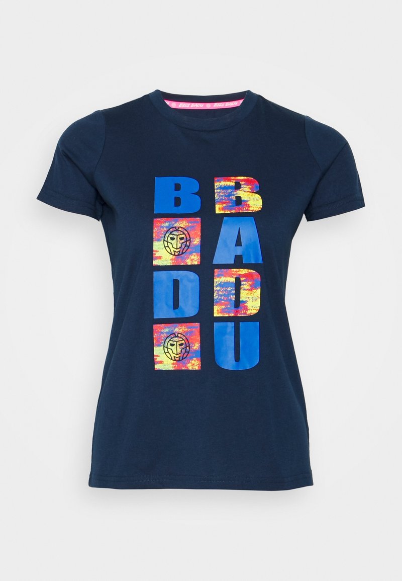 Marineblå bomulds T-shirt med korte ærmer og rund hals. Har farverig grafisk tekst "BADU" og et emblem på forsiden.