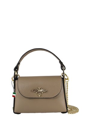 Beige leren handtas met een bovenhandvat, gouden bijenembleem en een afneembare kettingriem. Heeft een gestructureerde afwerking en zwarte accenten.