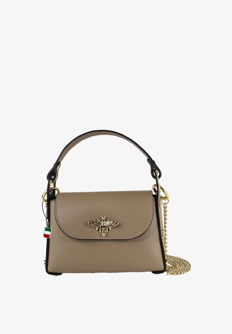 Beige leren handtas met een bovenhandvat, gouden bijenembleem en een afneembare kettingriem. Heeft een gestructureerde afwerking en zwarte accenten.