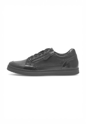 Baskets basses noires en cuir verni et daim, avec un design texturé, un bout arrondi, une fermeture à lacets et une fermeture éclair latérale.