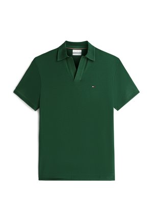 Mørkegrøn kortærmet poloshirt med ribbet krave og manchetter, med en lille rød, hvid og blå logo på venstre bryst.