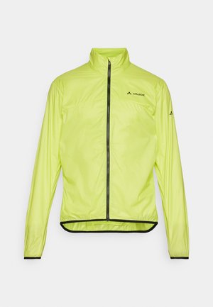 Giacca impermeabile gialla con colletto alto, zip frontale completa e rifiniture nere. Presenta il logo sul petto e sui polsini, realizzata in materiale leggero.