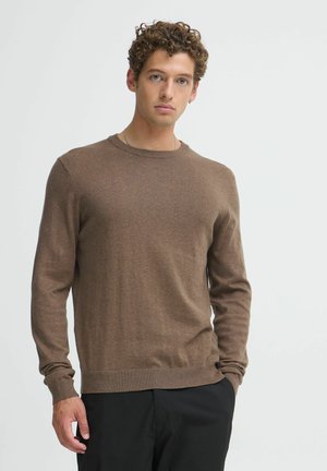 Casual Friday, UNIFARBENER STRICKPULLOVER RUNDHALSAUSSCHNITT LANGARM - Strickpullover - braun