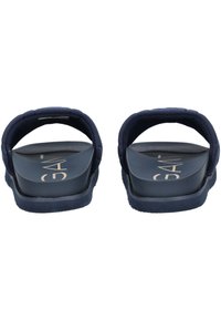 Marineblauwe slippers met brede textielriemen, een gestructureerde voetbed en een gladde zool. Voorzien van een reliëflogo op het voetbed.