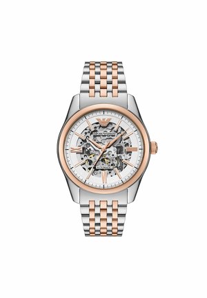 Reloj automático con una correa de acero inoxidable en plata y oro rosa. Presenta un dial esqueletizado, cara blanca y acentos dorados en los marcadores de horas.