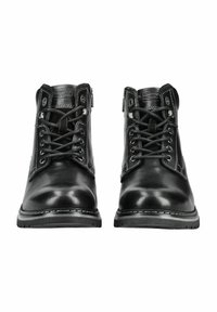 Botas de tobillo de cuero negro con un acabado suave, punta redonda y cordones con seis ojales. Presentan herrajes plateados y acentos bordados a lo largo de la suela.
