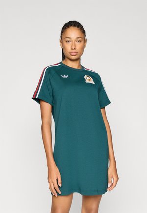 Sportkleid in Blaugrün mit kurzen Ärmeln, versehen mit roten und weißen Streifen an den Schultern und einem gestickten Logo auf der Brust.